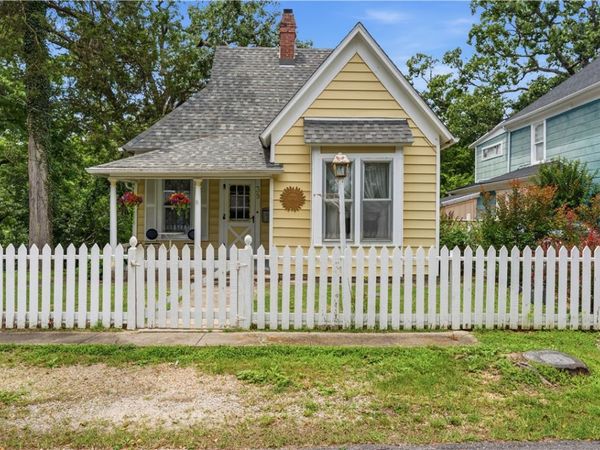 38 Ridgeway Avenue , Eureka Springs, AR 72632