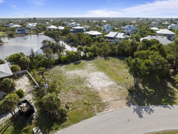 572 Chert Ct, Sanibel, FL 33957