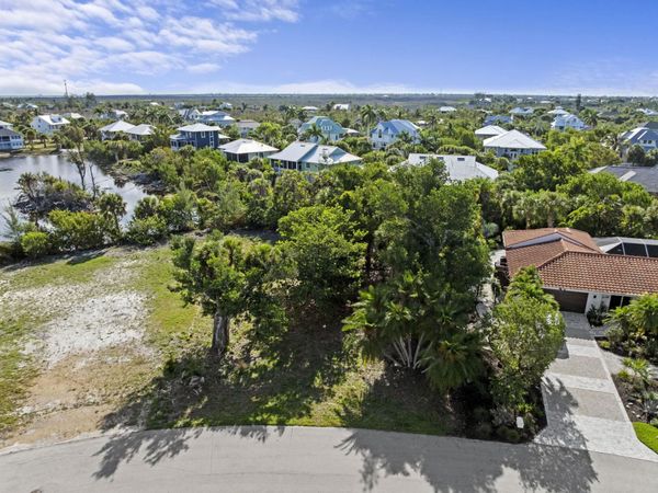 564 Chert Ct, Sanibel, FL 33957