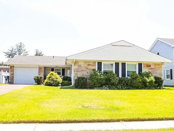 18 HOLTON LANE, WILLINGBORO, NJ 08046