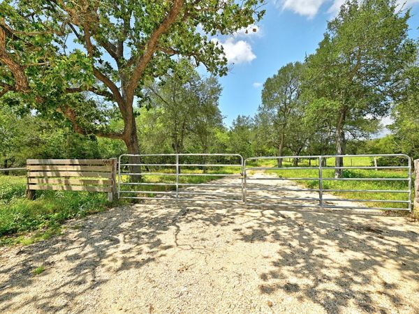544 Coastal LN , Luling, TX 78648