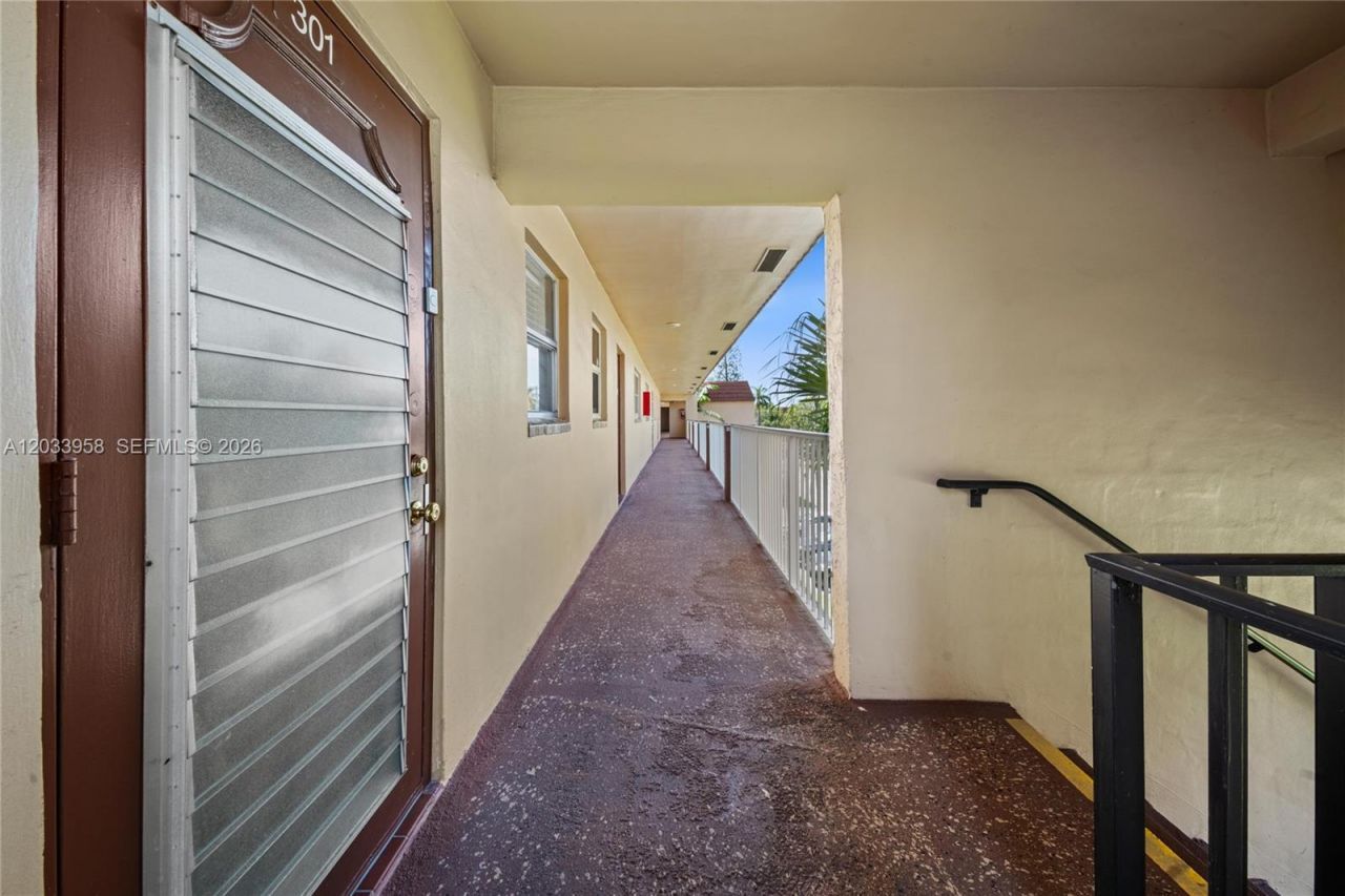 8951 Sunrise Lakes Blvd, Unit 301, Sunrise, FL 33322 Photo