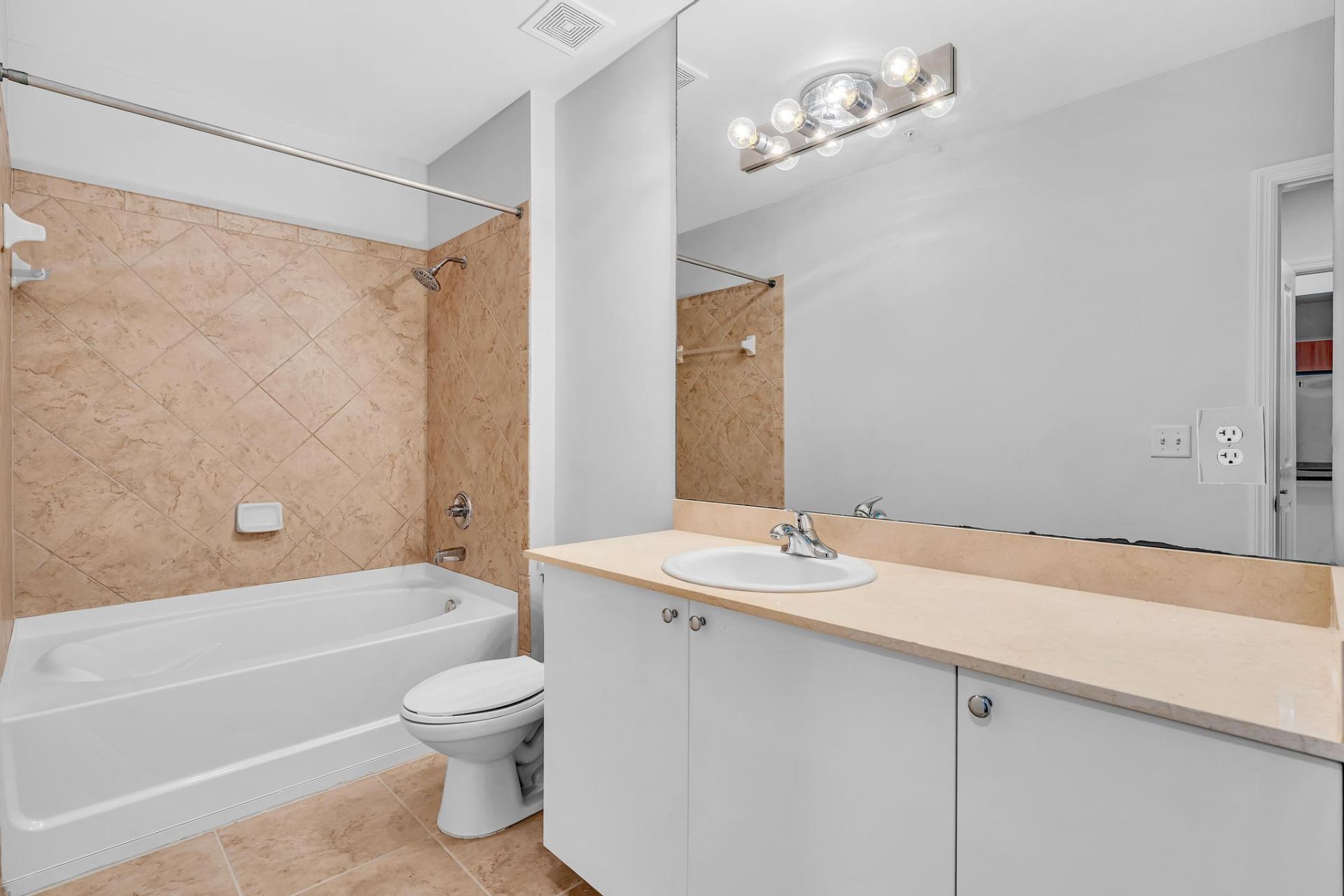 600 S Dixie Highway, Unit 439, West Palm Beach, FL 33401 Photo