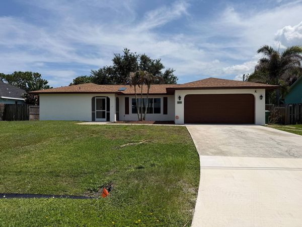 450 SW Eyerly Avenue, Port St. Lucie, FL 34983
