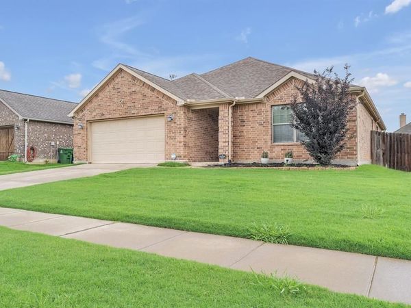 316 Valley Drive, Aubrey, TX 76227