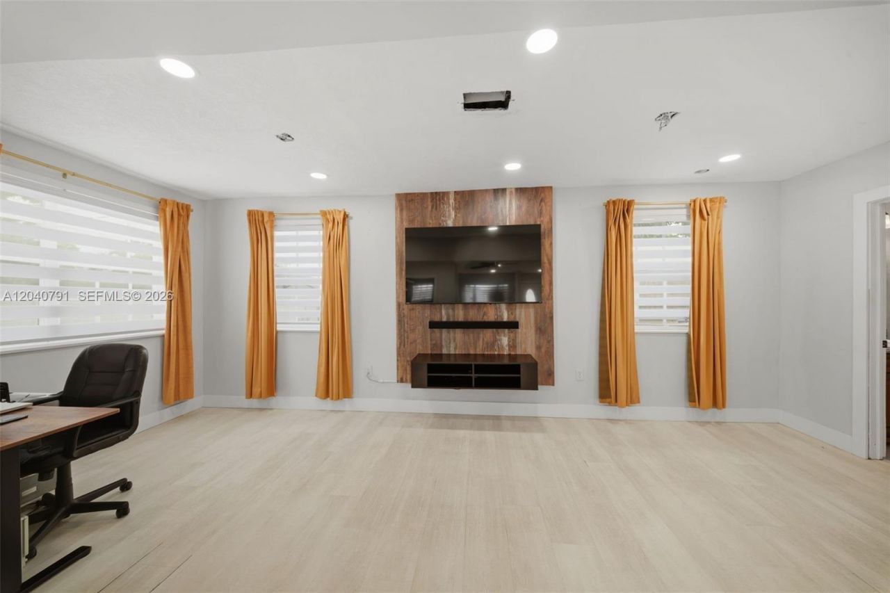 4481 NW 176th Ter, Miami Gardens, FL 33055 Photo