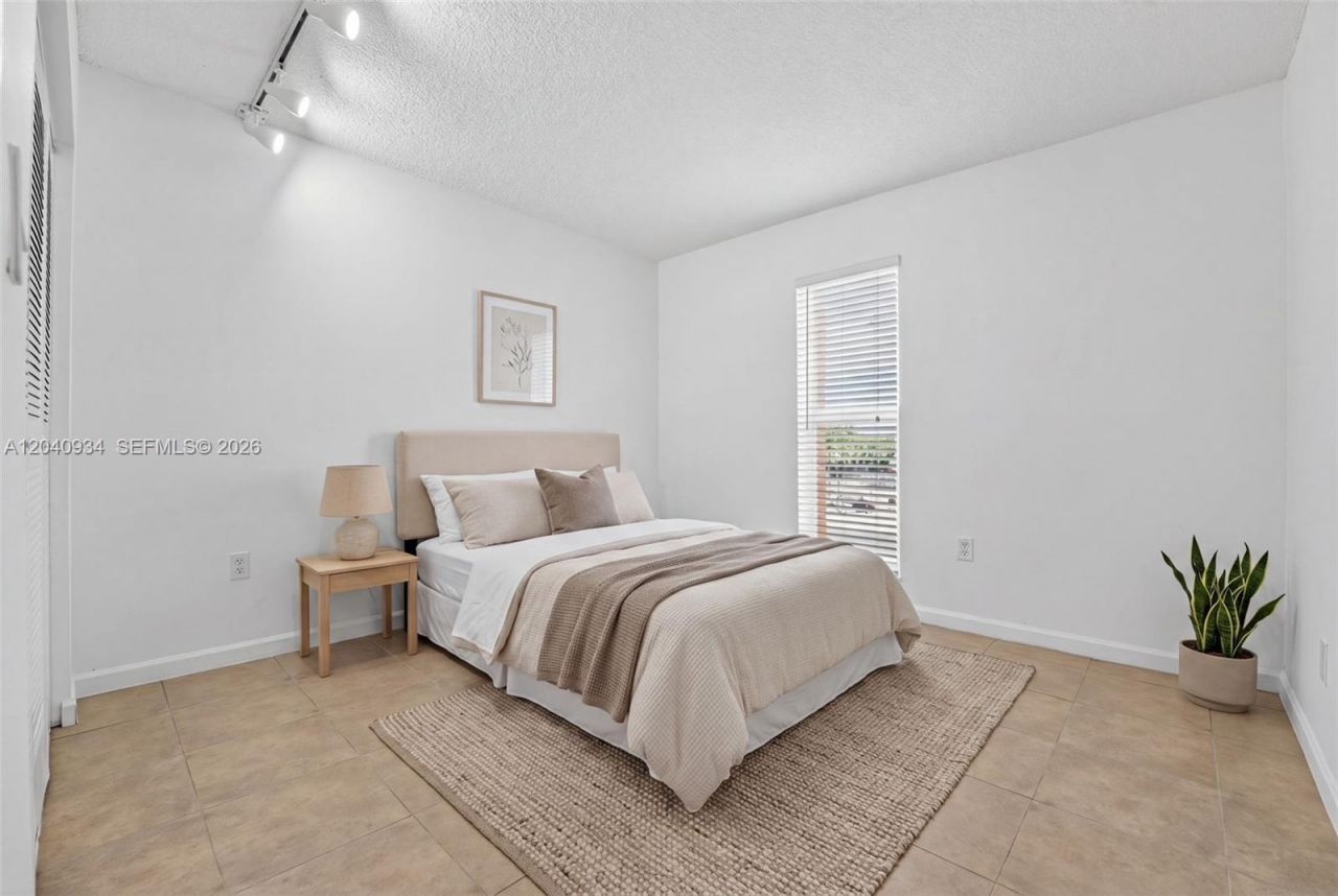 6780 W 2nd Ct, Unit 316, Hialeah, FL 33012 Photo
