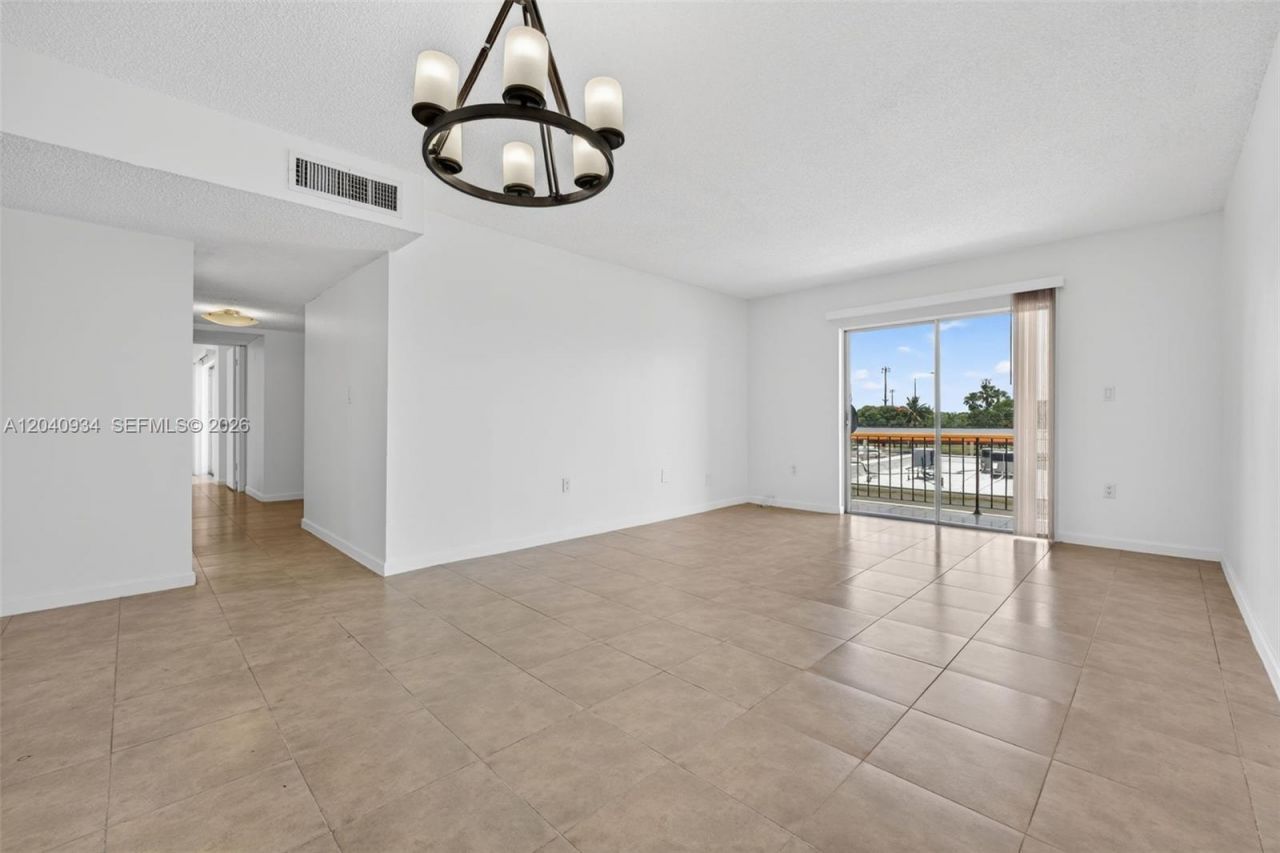 6780 W 2nd Ct, Unit 316, Hialeah, FL 33012 Photo
