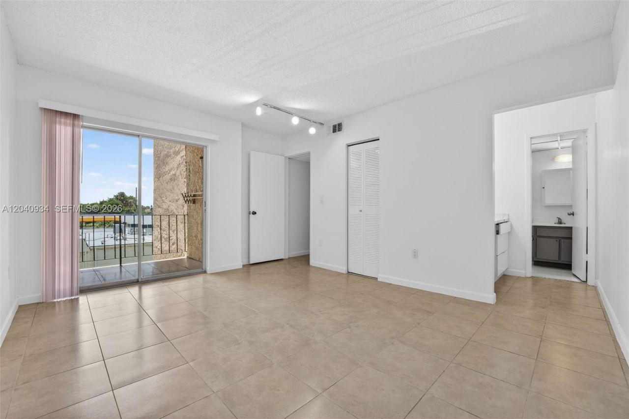 6780 W 2nd Ct, Unit 316, Hialeah, FL 33012 Photo