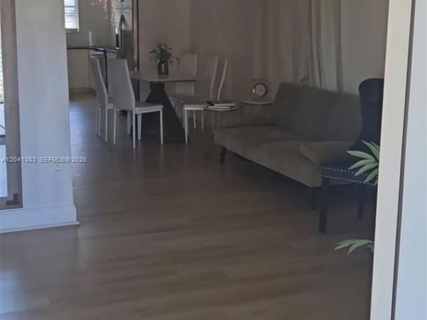 570 NW 97th St , Miami, FL 33150