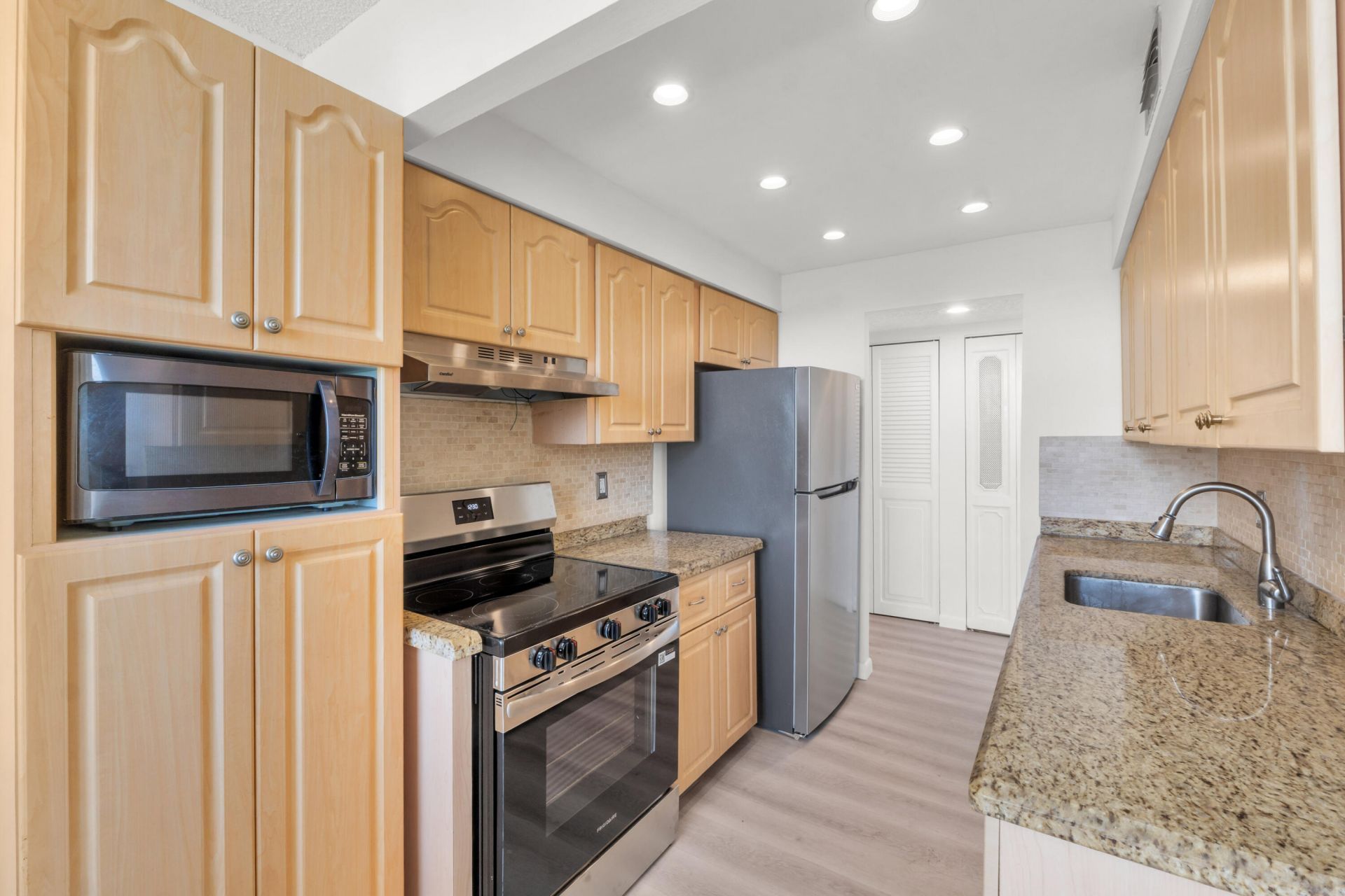6190 Woodlands Boulevard, Unit 513, Tamarac, FL 33319 Photo