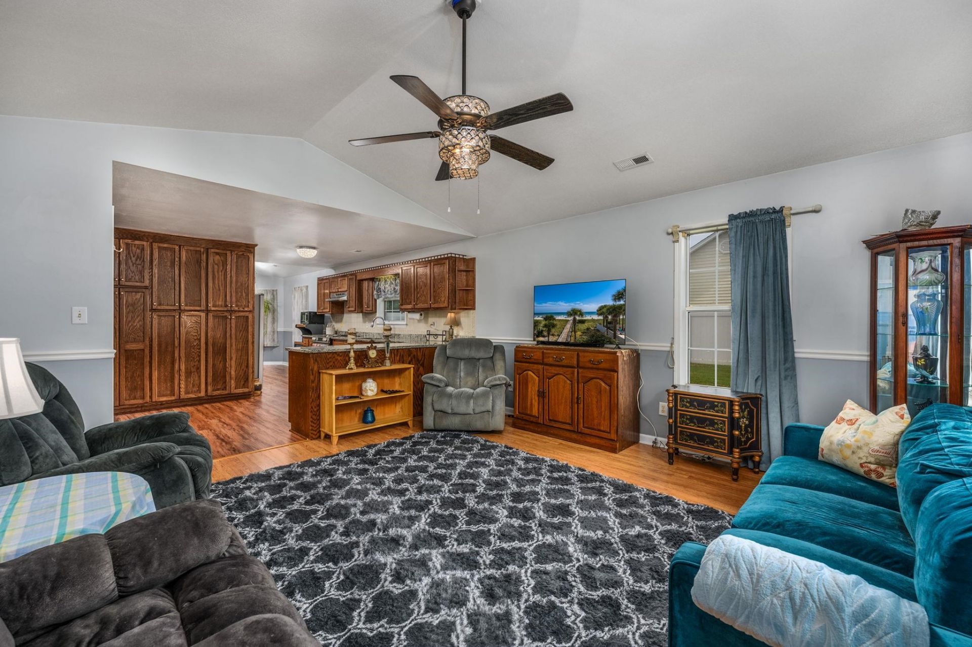 1001 Chateau Dr. Photo 7
