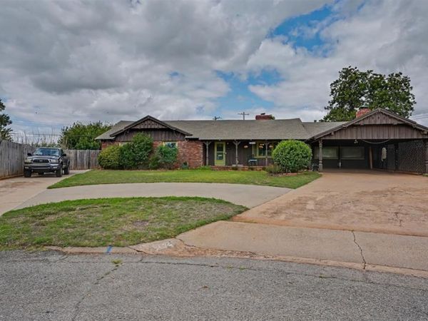 1034 Circle Drive, Clinton, OK 73601