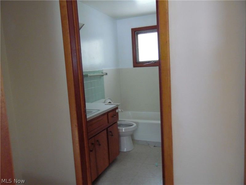 210 Clara Court, Louisville, OH 44641 Photo 12