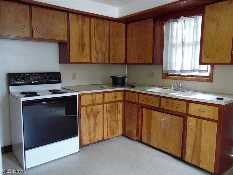 210 Clara Court, Louisville, OH 44641 Photo 4