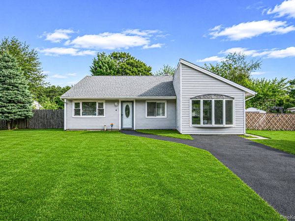 9 Carson Lane, Medford, NY 11763