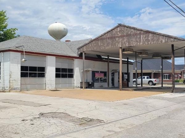 425 W Market Street , Red Bud, IL 62278