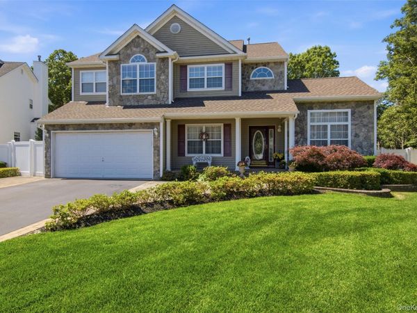 15 Scenicview Crescent, Manorville, NY 11949