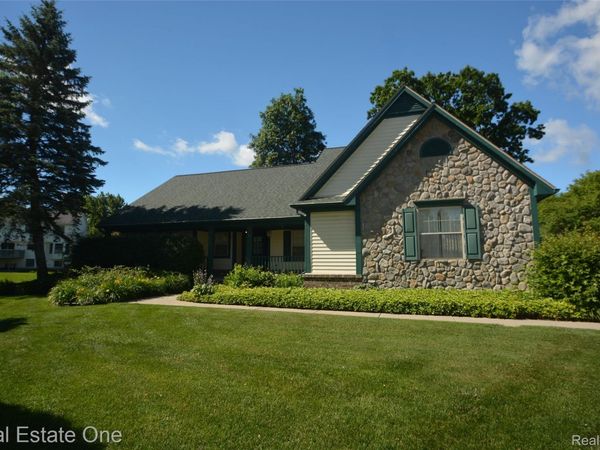 2140 W View Court, Lake Orion Village, Mi 48360