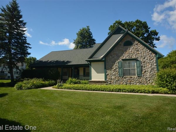 2140 W View Court, Lake Orion Vlg, MI 48360