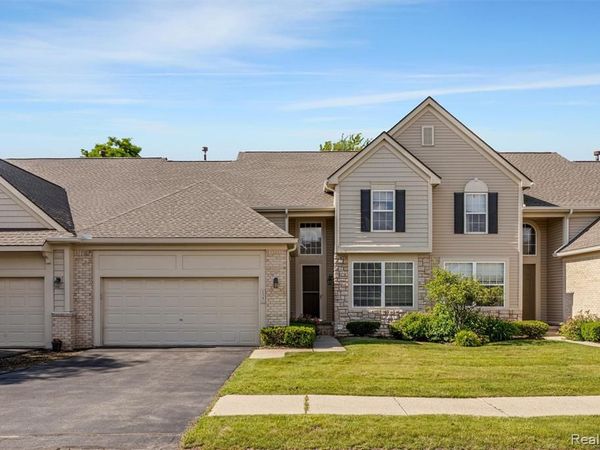 1341 Hollins Hall Lane , Troy, MI 48085