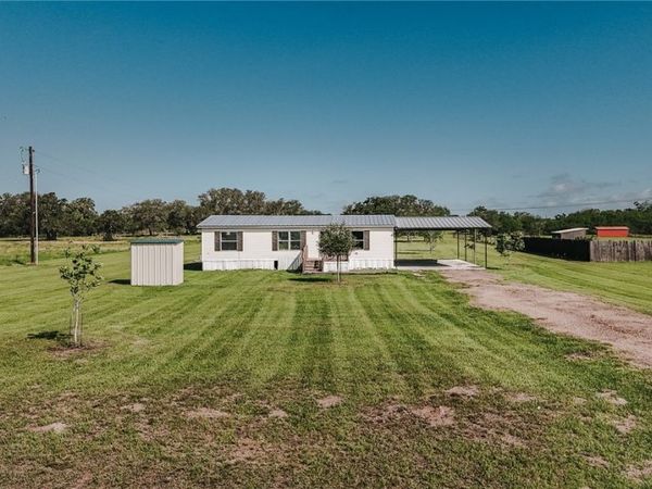 413 West Oaks Drive , Victoria, TX 77905