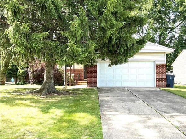 4950 N Sedgewick , Lyndhurst, OH 44124