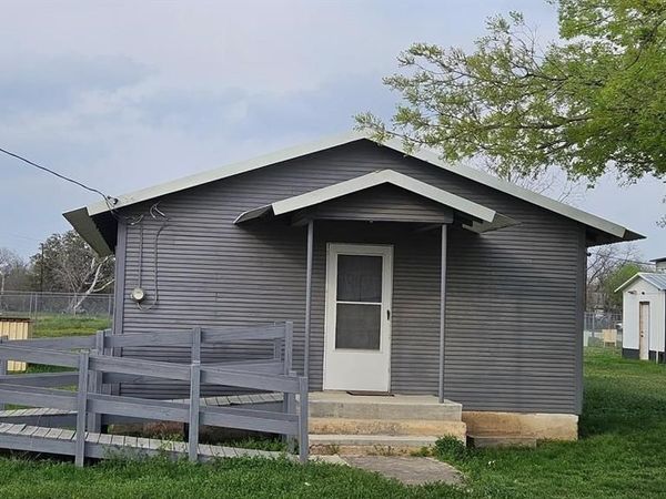 4 W Sherman Street , Mullin, TX 76864