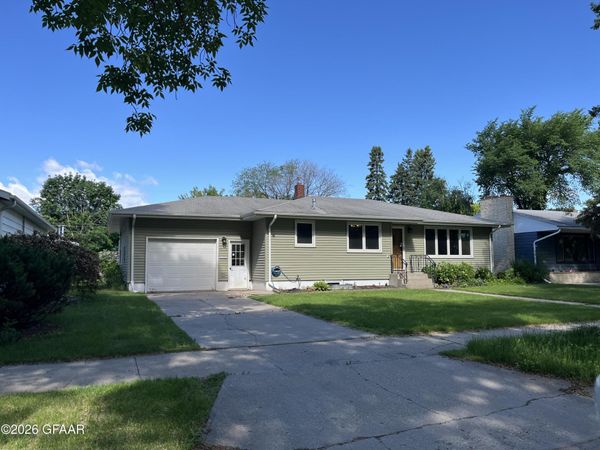 1434 17TH Street , Grand Forks, ND 58201