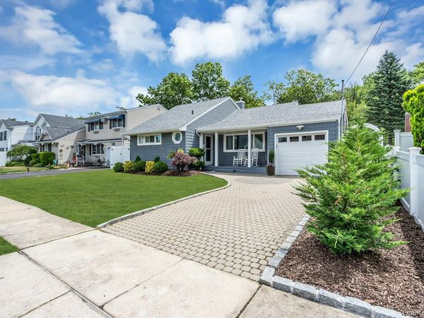 31 Jane Drive , North Babylon, NY 11703