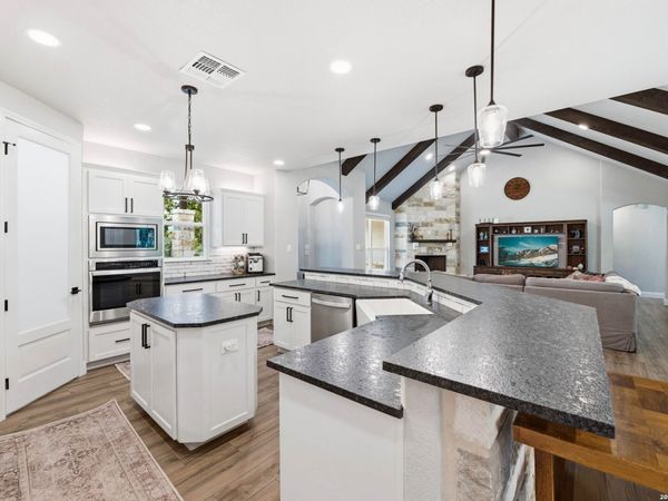 125 N TRANQUILITY DR, La Vernia, TX 78121