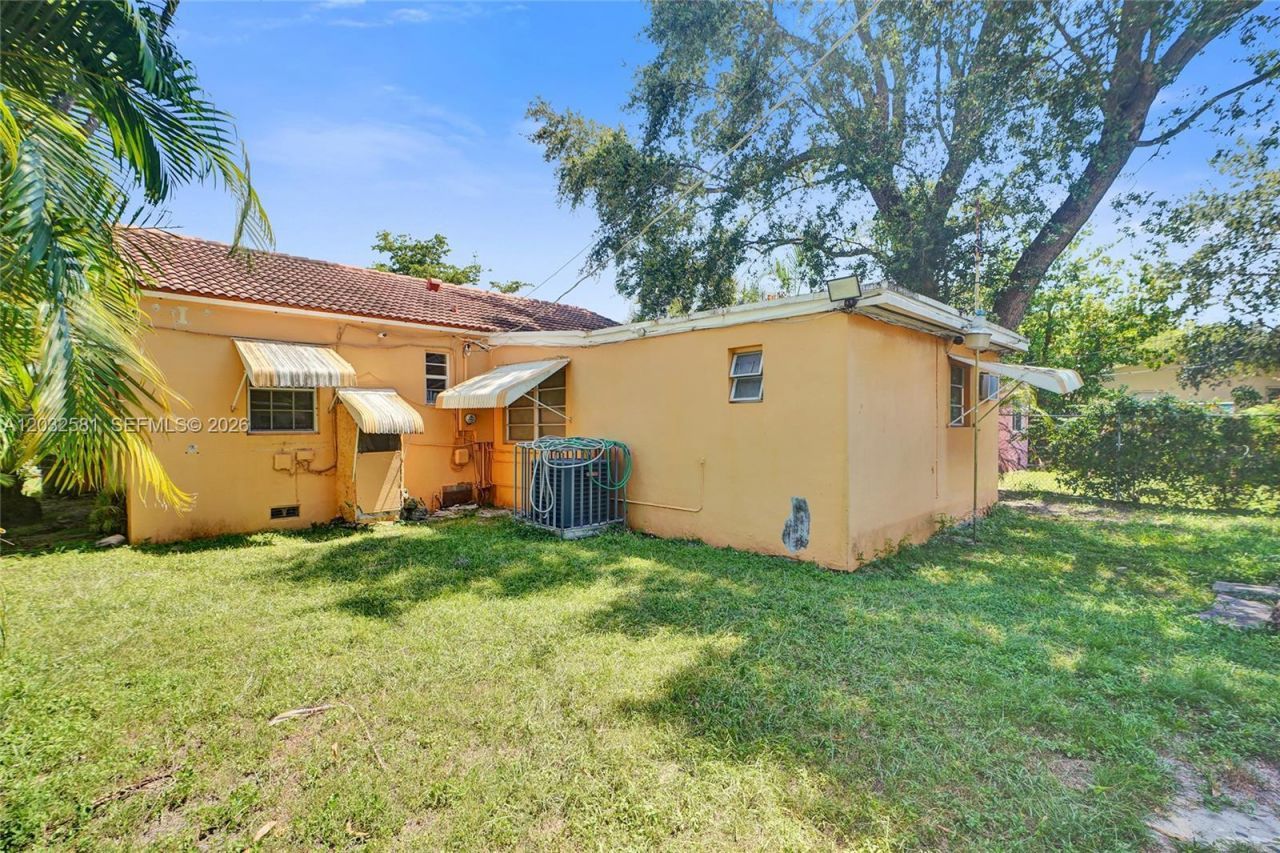 555 NW 46th St , Miami, FL 33127 Photo