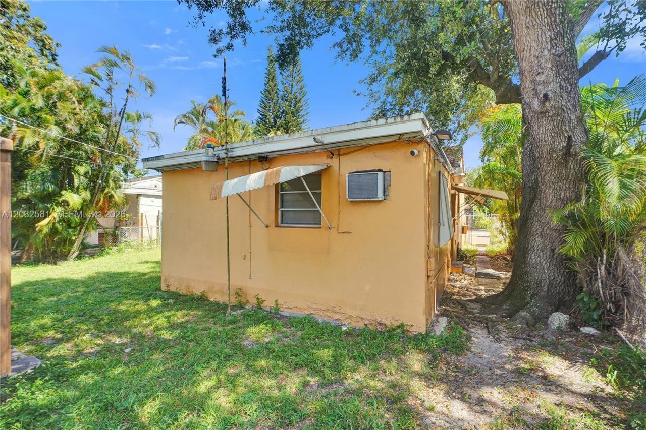 555 NW 46th St , Miami, FL 33127 Photo
