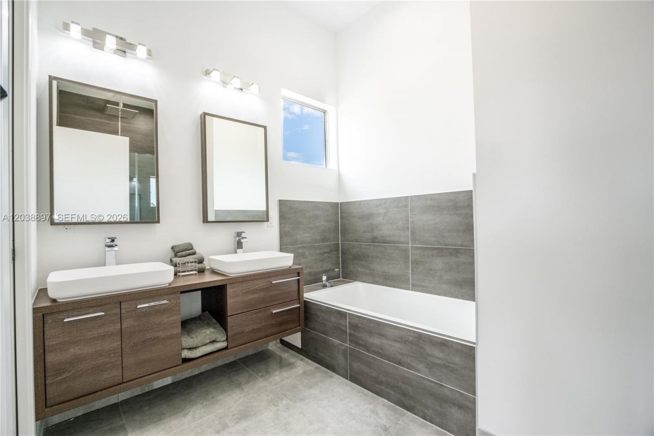 3461 SW 25th St , Unit B, Miami, FL 33133 Photo