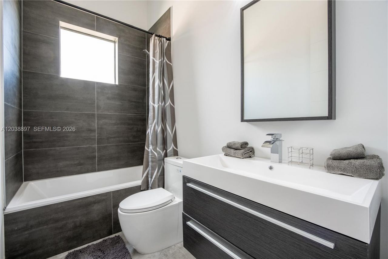 3461 SW 25th St , Unit B, Miami, FL 33133 Photo