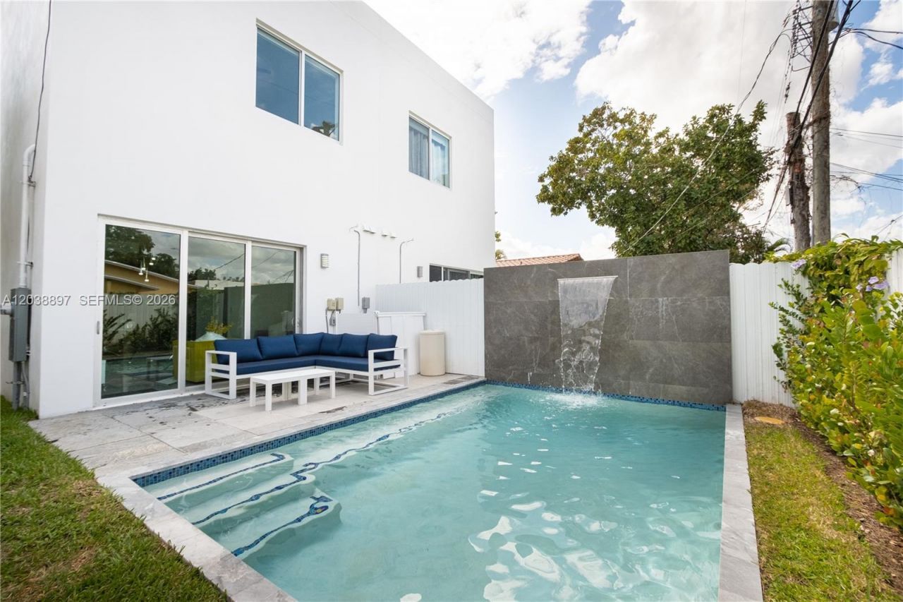 3461 SW 25th St , Unit B, Miami, FL 33133 Photo