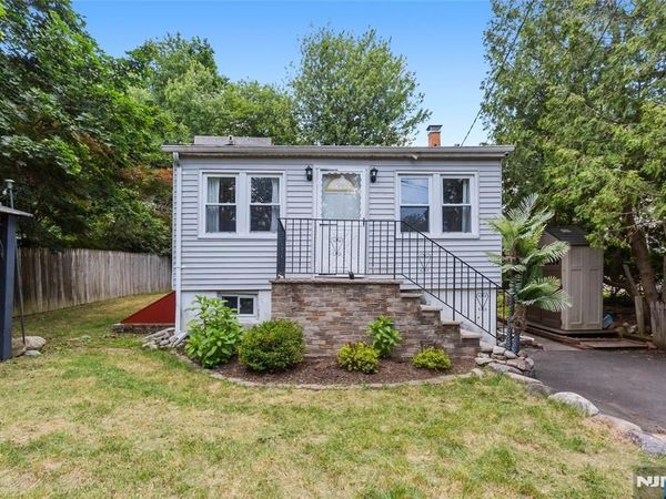 1 Highland Avenue, WEST MILFORD, NJ 07480