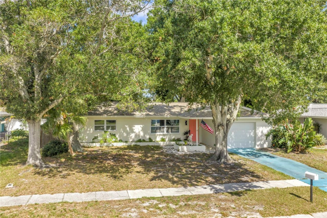 11478 Imperial Grove Drive E, Largo, FL 33774 Main Photo