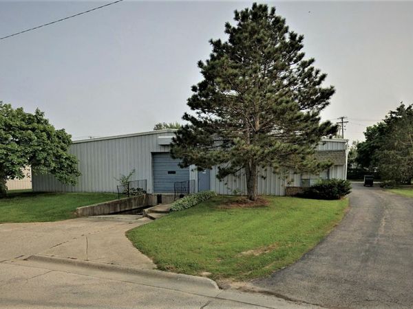 4853 Hydraulic Rd, Rockford, IL 61109
