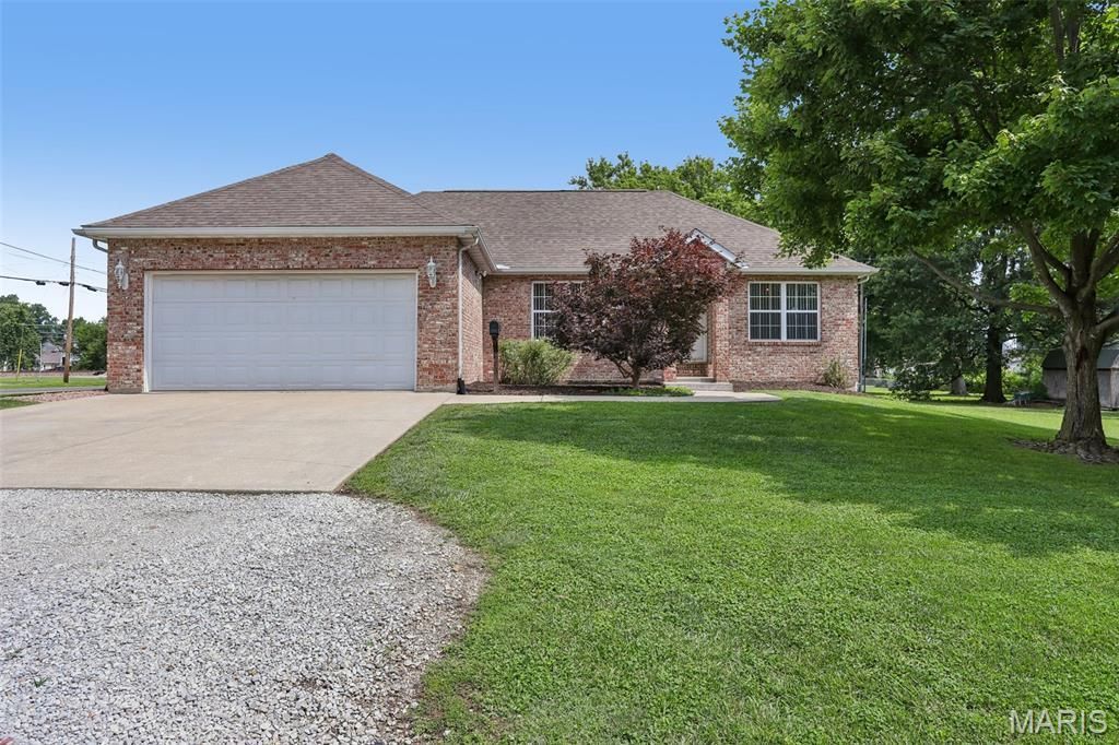 403 E 2nd South Street, Mount Olive, IL 62069 Main Photo