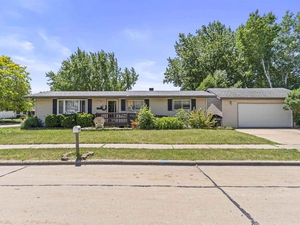 1602 THORNTON DRIVE, Oshkosh, WI 54904