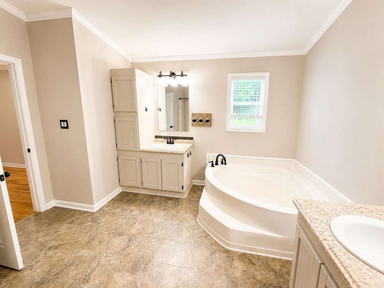 573 Pecan Orchard Drive Photo 11