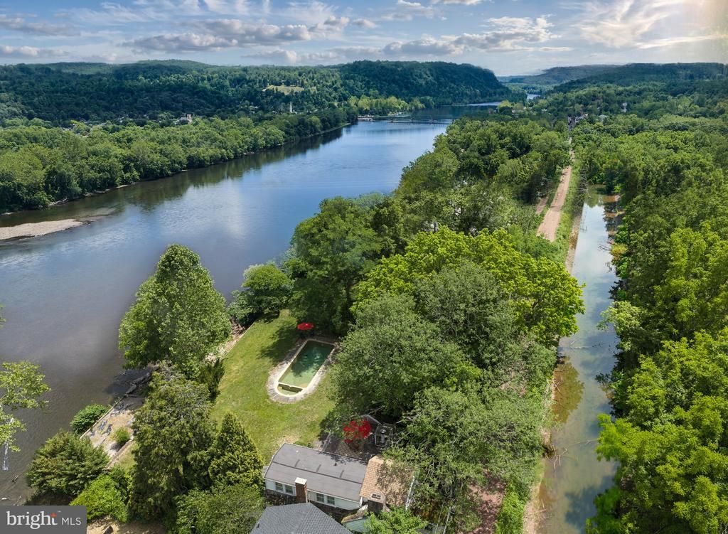 2462 N RIVER ROAD, NEW HOPE, PA 18938