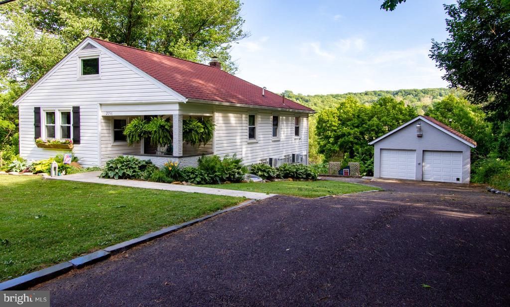 2056 RIDGE ROAD, ELVERSON, PA 19520