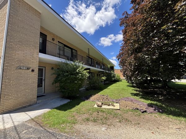 581 Burlington Avenue, Unit 1, Clarendon Hills, IL 60514