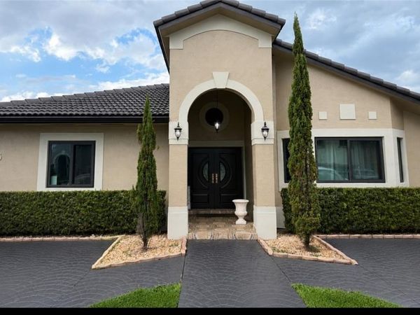 8741 NW 141st Ter, Miami Lakes, FL 33018