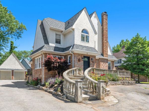 98 Washington Avenue S, Lawrence, NY 11559