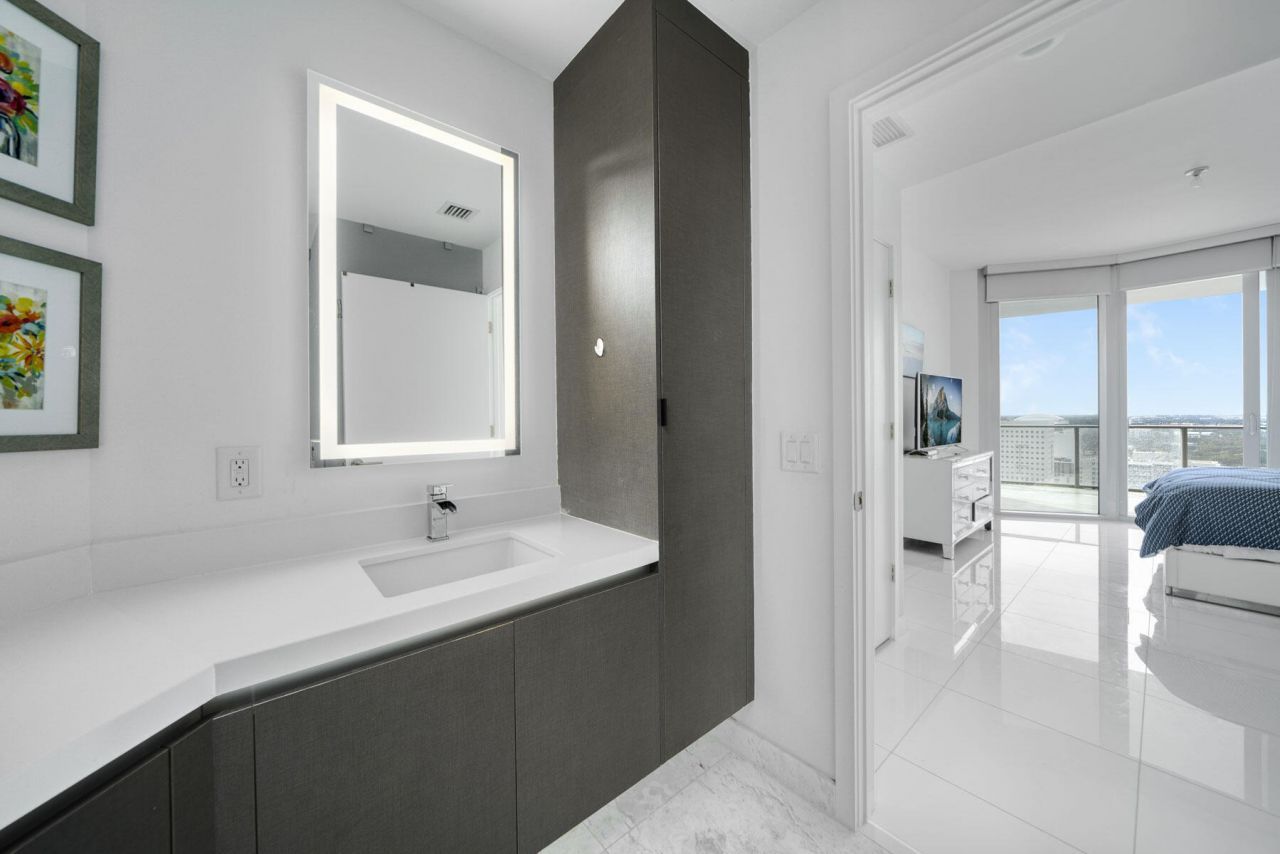 851 NE 1st Avenue, Unit 2410, Miami, FL 33132 Photo