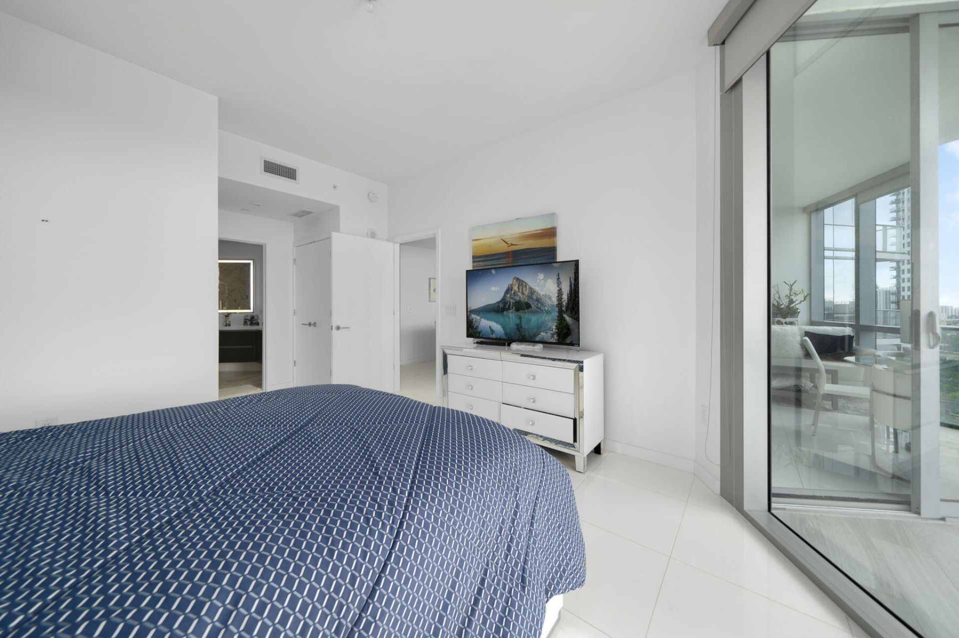 851 NE 1st Avenue, Unit 2410, Miami, FL 33132 Photo