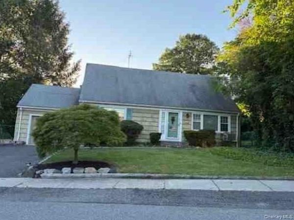 31 Glenwood Road , Glen Head, NY 11545